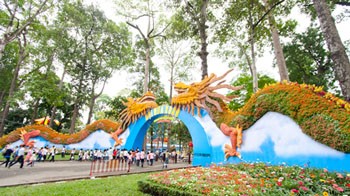Entrance to the Spring Flower Festival viewed from Truong Dinh Street (Photo: Tuoi Tre)